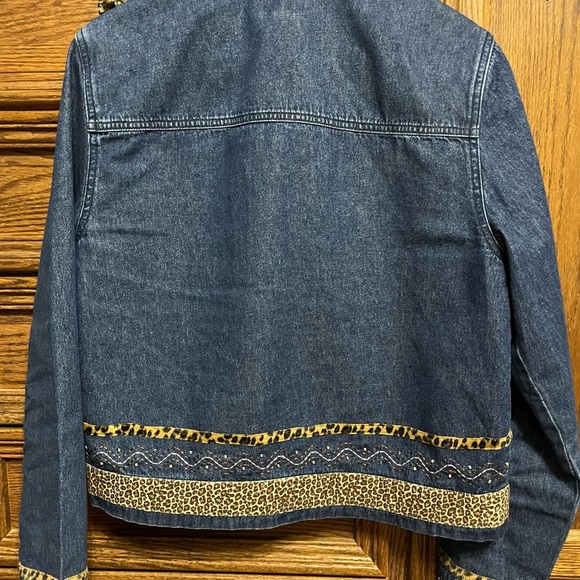 Stonebridge medium denim jacket trimmed in leopard print, comfy, smoke free - Picture 6 of 6